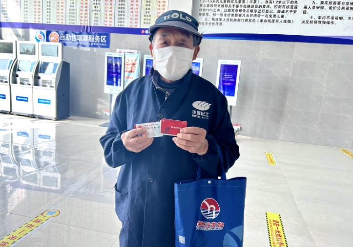 鄱陽長(zhǎng)運(yùn) 為老年人辦理免費(fèi)定制公交卡