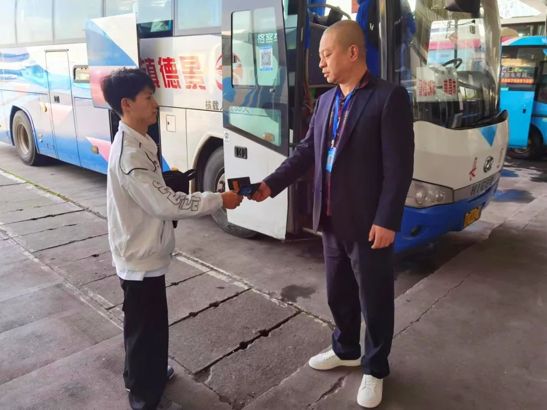 景德鎮(zhèn)長運:駕駛員拾金不昧受贊譽