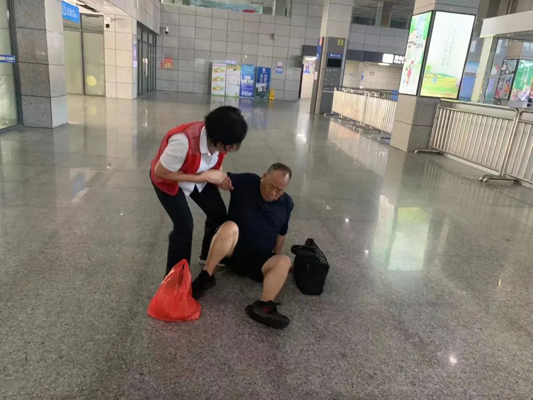 上饒汽運(yùn):旅客不慎摔倒 車站工作人員及時出手相助