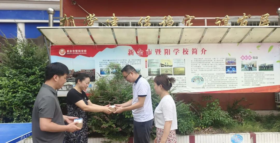 新余公交:優(yōu)質(zhì)服務進校園,送卡上門暖人心