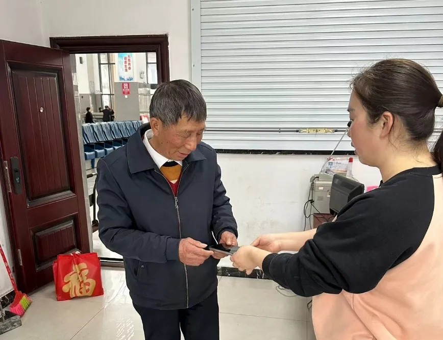鄱陽長(zhǎng)運(yùn):手機(jī)失而復(fù)得 車站善舉暖人心