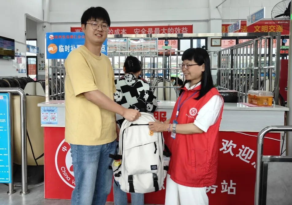 撫州長運:粗心旅客遺失物品 站務(wù)員撿到熱心歸還